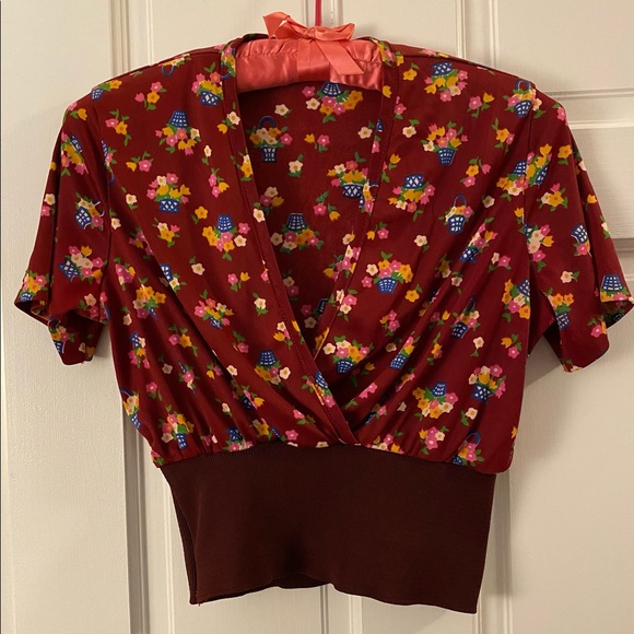 SOLD Vintage 70s Burgundy Nylon Flower Basket Novelty Print Wrap Style Crop Top - Picture 2 of 9